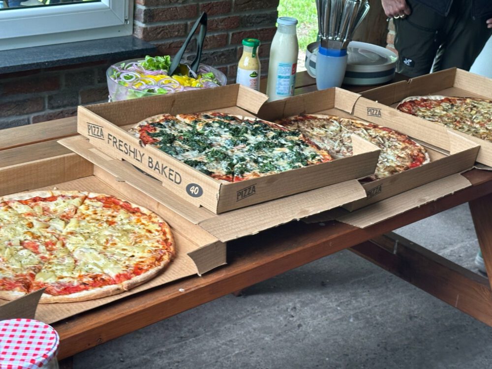 Pizza und Salat nach der Prüfung